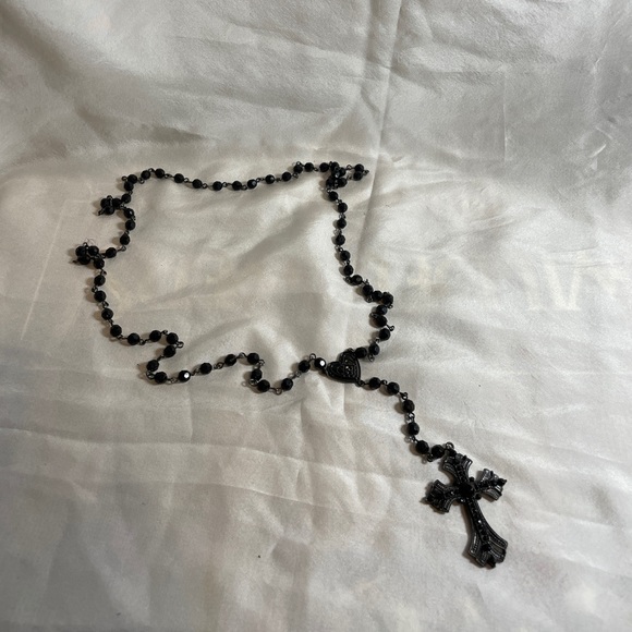 Low length necklace w/ heart and cross 🖤 - Picture 2 of 2